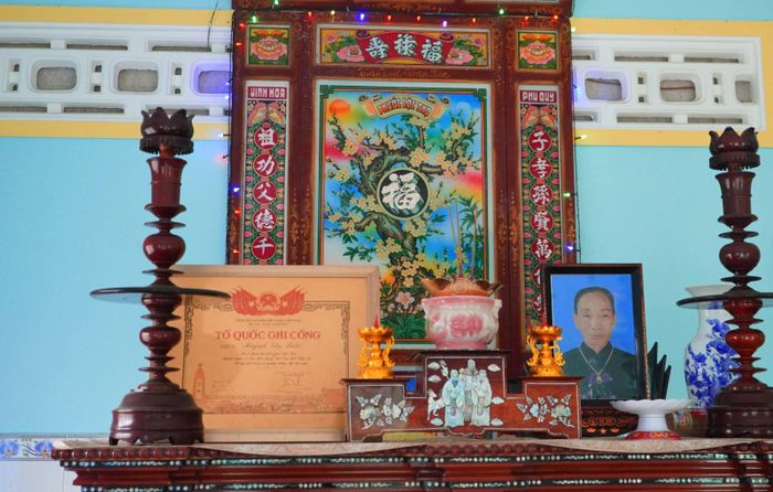 Tấm bằng “Tổ Quốc ghi công” của liệt sĩ Huỳnh Văn Quên được trên bàn thờ trong căn nhà nhỏ ở xã Vàm Cỏ, tỉnh Tây Ninh).