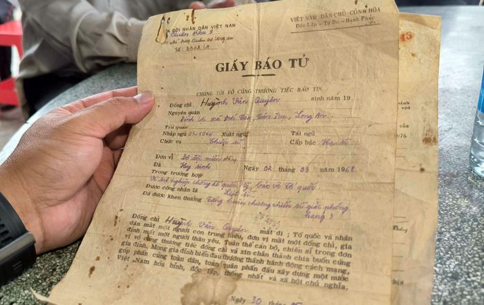 Giấy báo tử do Quân khu 9 cấp ghi tên liệt sĩ là “Huỳnh Văn Quyên“.