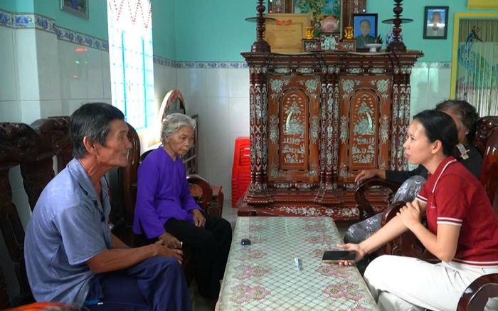 Bà Lệ cùng ông Huỳnh Văn Chín (người nhận là em trai của Huỳnh Văn Quên) chờ đợi ngày được đón người thương, người anh cả trở về.