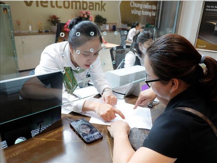 Khách hàng giao dịch tại Hội sở chính Vietcombank. Ảnh minh họa: Trần Việt/TTXVN