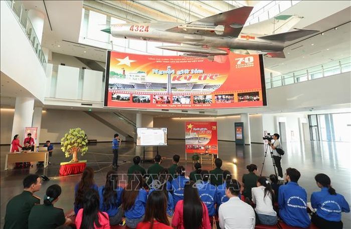 Toàn cảnh chương trình truyền thông giáo dục di sản “Người giữ lửa ký ức”. Ảnh: Tiến Long/TTXVN phát