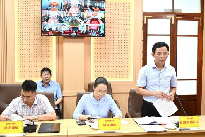 Lãnh đạo Sở Giáo dục và Đào tạo tỉnh Tuyên Quang báo cáo việc chuẩn bị các điều kiện cho trường PTNT Tiểu học và THCS hoạt động từ năm học 2026-2027 ở 06 xã biên giới.