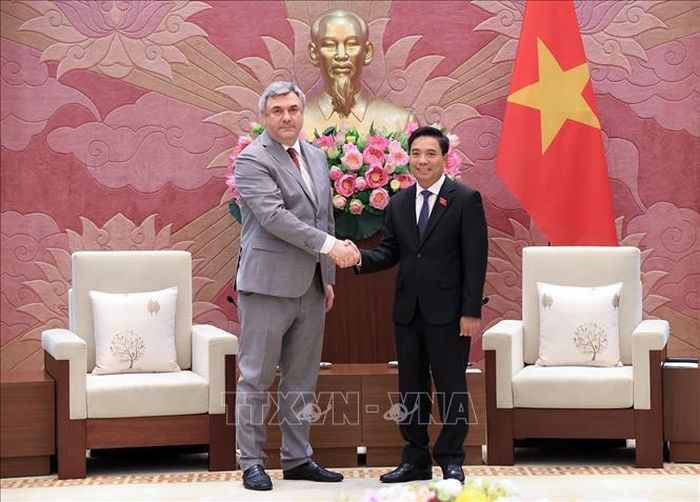 Phó Chủ tịch Quốc hội Nguyễn Doãn Anh đón ông Vyacheslav Kalganov, Phó Chủ tịch Ủy ban Đối ngoại thành phố Saint Petersburg (Liên bang Nga). Ảnh: Tuấn Anh/TTXVN