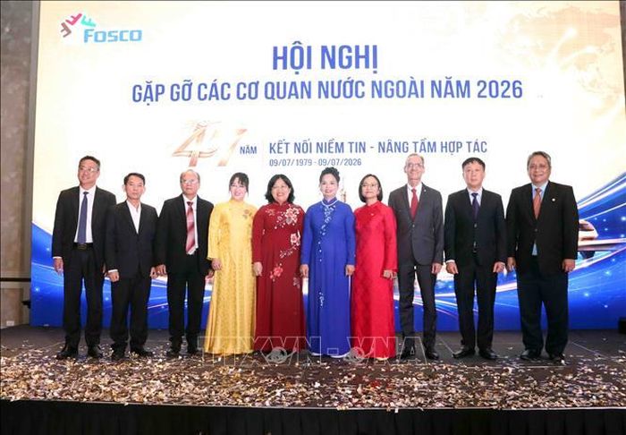 Lãnh đạo Thành phố cùng Trưởng Đoàn Lãnh sự tại Thành phố Hồ Chí Minh chụp ảnh lưu niệm cùng đại biểu dự Hội nghị.