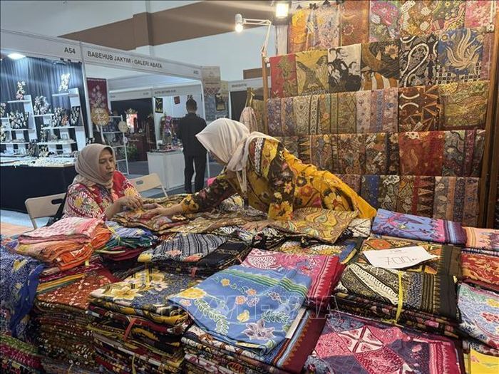 Batik vẽ tay với màu sắc tươi sáng của vùng Pekalongan (Trung Java).