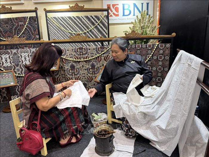 Giới thiệu công đoạn vẽ batik thủ công tại sự kiện.