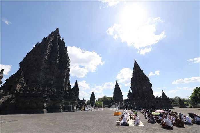 Khung cảnh bên trong khu quần thể đền Prambanan tại tỉnh Yogyakarta, Indonesia. Ảnh: Minh Thái/PV TTXVN tại Indonesia