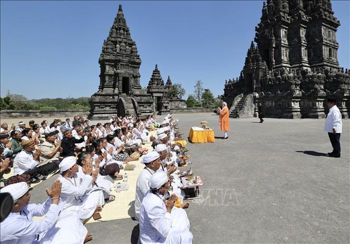 Thủ tướng Ấn Độ Narendra Modi cầu nguyện tại khu quần thể đền Prambanan tại tỉnh Yogyakarta, Indonesia. Ảnh: Minh Thái/PV TTXVN tại Indonesia