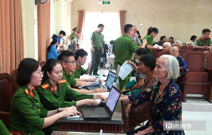 Bà Phạm Thị Vĩ hy vọng qua lấy mẫu sinh học ADN sẽ giúp bà tìm thấy phần mộ em trai. 