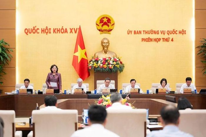 Phó Chủ tịch Quốc hội Nguyễn Thị Hồng kết luận nội dung thảo luận (Ảnh: Media Quốc hội).