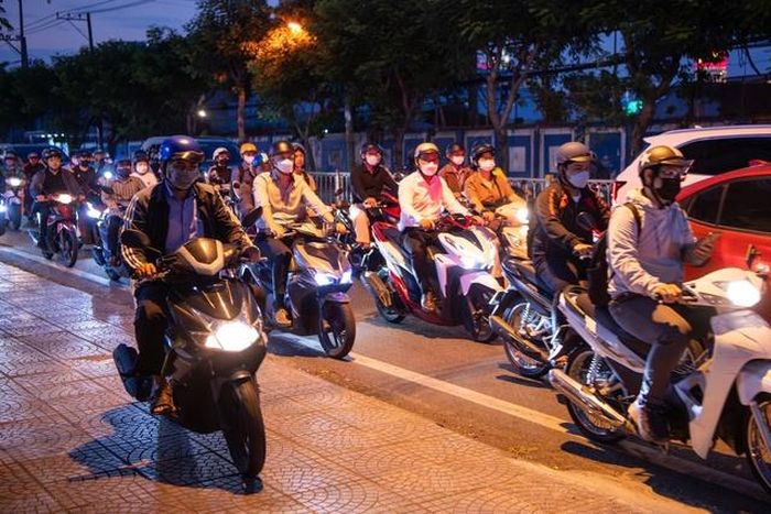 Thậm chí, nhiều phương tiện bất chấp quy định, leo lên vỉa hè để lưu thông…