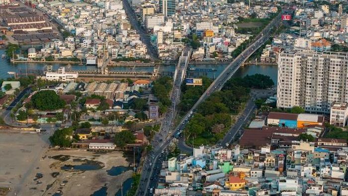 Dự án không chỉ dừng lại ở việc mở rộng đường Nguyễn Tất Thành lên 10 làn xe; mà còn xây dựng hầm chui Hoàng Diệu; xây mới cầu Tân Thuận 1 với 6 làn xe; mở rộng cầu Tân Thuận 2 lên 8 làn xe; mở rộng đường Huỳnh Tấn Phát đoạn từ cầu Tân Thuận 1 đến đường Lưu Trọng Lư; mở rộng đường dẫn từ cầu Tân Thuận 2 đến đường Nguyễn Văn Linh, cùng hệ thống bãi đỗ xe, cầu tàu, nhà đón khách du lịch và hạ tầng kỹ thuật đồng bộ. Các hạng mục này được triển khai đồng bộ nhằm kịp khánh thành giai đoạn 1 của việc mở rộng Khu di tích - Bảo tàng Hồ Chí Minh vào ngày 2/9/2026.