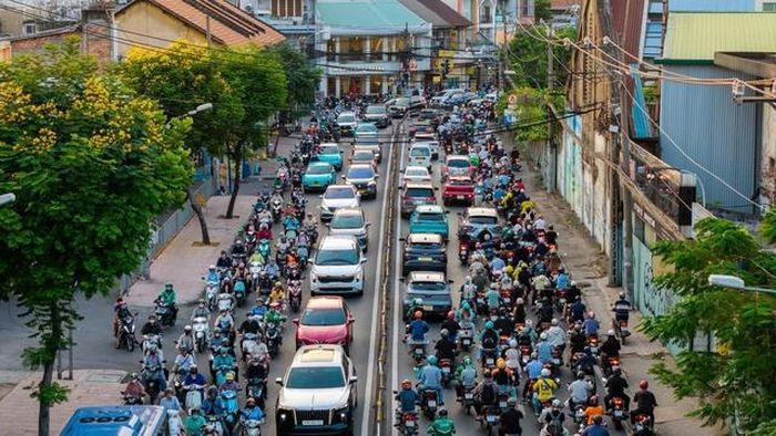 Theo ghi nhận của PV, tuyến đường này thường xuyên xảy ra tình trạng ùn ứ giao thông kéo dài và trở thành nỗi ám ảnh của người dân thường xuyên phải lưu thông qua đây.