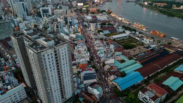 Trước áp lực ngày càng lớn, Tp.HCM đã quyết định mở rộng đường Nguyễn Tất Thành lên 10 làn xe, nhằm tăng năng lực lưu thông và hoàn thiện hạ tầng giao thông, chỉnh trang đô thị.
