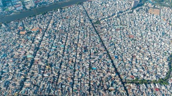 Việc đầu tư mở rộng đường Nguyễn Tất Thành và các trục giao thông ngoại giao, kết hợp chỉnh trang đô thị được xem là nhiệm vụ quan trọng để Tp.HCM tiếp tục duy trì vị trí dẫn đầu kinh tế cả nước, song song với việc tạo điều kiện sống tốt nhất cho người dân.