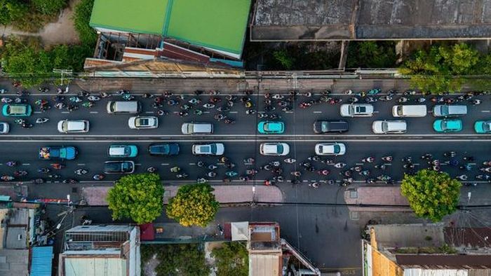 Thông tin về việc Tp.HCM sẽ sớm mở rộng tuyến đường Nguyễn Tất Thành lên 10 làn xe nhận được sự quan tâm và kỳ vọng lớn từ người dân. Người dân kỳ vọng khi con đường này được mở rộng, không chỉ giảm áp lực giao thông, mà còn tạo động lực thúc đẩy phát triển kinh tế - xã hội và làm mới diện mạo khu vực ven sông Sài Gòn.