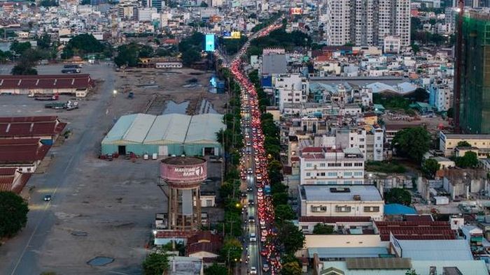 Với nhiều người dân, việc sống chung với tình trạng kẹt xe trên đường Nguyễn Tất Thành đã trở nên quen thuộc. Do là tuyến đường huyết mạch để lưu thông qua huyện Nhà Bè cũ, nên nhiều người gần như xem tuyến đường này là ưu tiên duy nhất, dù biết sẽ đối diện với việc kẹt xe.