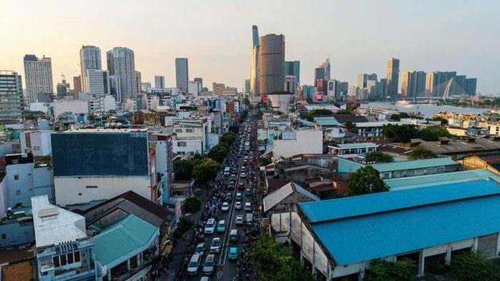 Theo Sở Xây dựng Tp.HCM, lưu lượng phương tiện trên đường Nguyễn Tất Thành hiện vượt 140% công suất thiết kế.