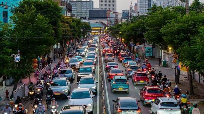 Việc mở rộng đường Nguyễn Tất Thành là thành phần thuộc dự án Công viên văn hóa Bến Nhà Rồng - Khánh Hội và cây xanh công cộng Bến Bạch Đằng. Dự án này đã được khởi công vào ngày 1/7 vừa qua, trong dịp kỷ niệm 50 năm ngày Thành phố Sài Gòn - Gia Định vinh dự mang tên Chủ tịch Hồ Chí Minh.
