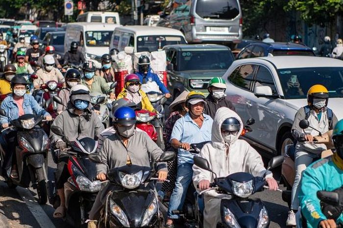 Đặc biệt là vào giờ tan tầm (khoảng từ sáng sớm đến 9h sáng và 17h – 19h các ngày trong tuần), dòng phương tiện lưu thông từ trung tâm về khu Nam và cả chiều ngược lại tăng lên, khiến toàn bộ đoạn đường Nguyễn Tất Thành đều “ngập” phương tiện.