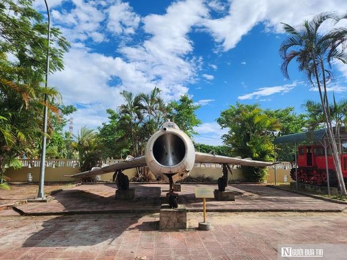 Chiếc máy bay tiêm kích MIG -17 mang số hiệu 2002 đang được trưng bày tại khuôn viên Bảo tàng Quảng Trị.