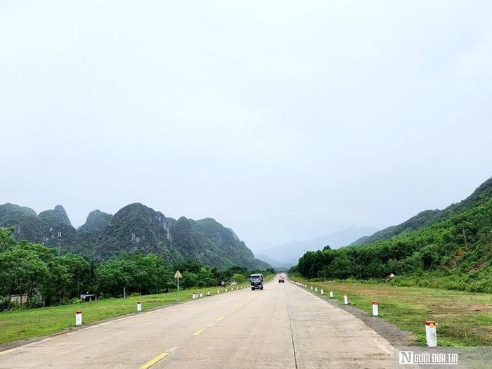 Sân bay Khe Gát ngày nay là một phần của tuyến đường Hồ Chí Minh nhánh Đông, đoạn qua xã Phong Nha.