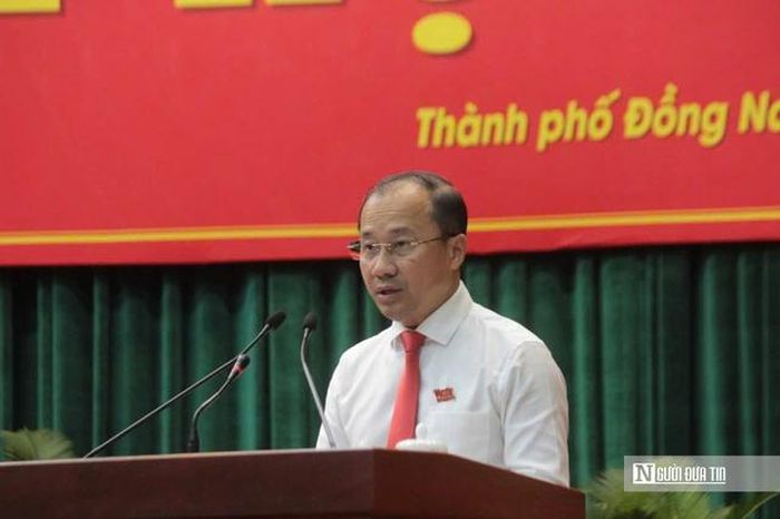 Ông Nguyễn Anh Tuấn, Giám đốc Sở Xây dựng Tp.Đồng Nai thay mặt UBND thành phố trình bày Tờ trình số 67/TTr-UBND ngày 23/6/2026 tại kỳ họp.