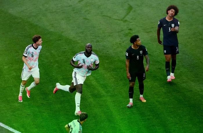 Bức ảnh cầu thủ Bỉ Lukaku ghi bàn thắng thứ 4 vào phút bù giờ trước sự bất lực của hậu vệ Mỹ đăng trên tài khoản mạng chính thức của tuyển quốc gia Bỉ kèm dòng chữ "Thử hủy bàn thắng này xem!". Ảnh: Sohu.