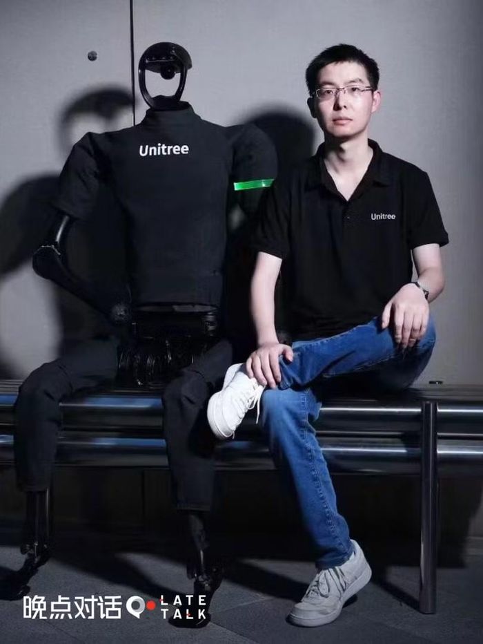 Vương Hưng Hưng cùng robot hình người Unitree H1. Ảnh: Toutiao.