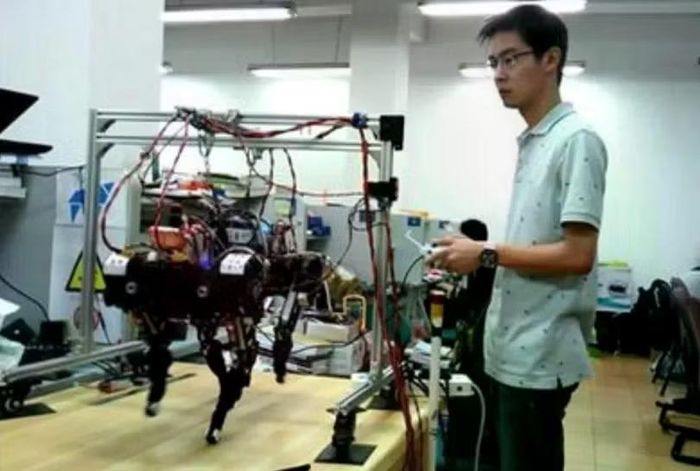 Robot XDog đầu tiên do Vương Hưng Hưng mày mò chế tạo từ linh kiện mua ngoài chợ trời. Ảnh: Toutiao.