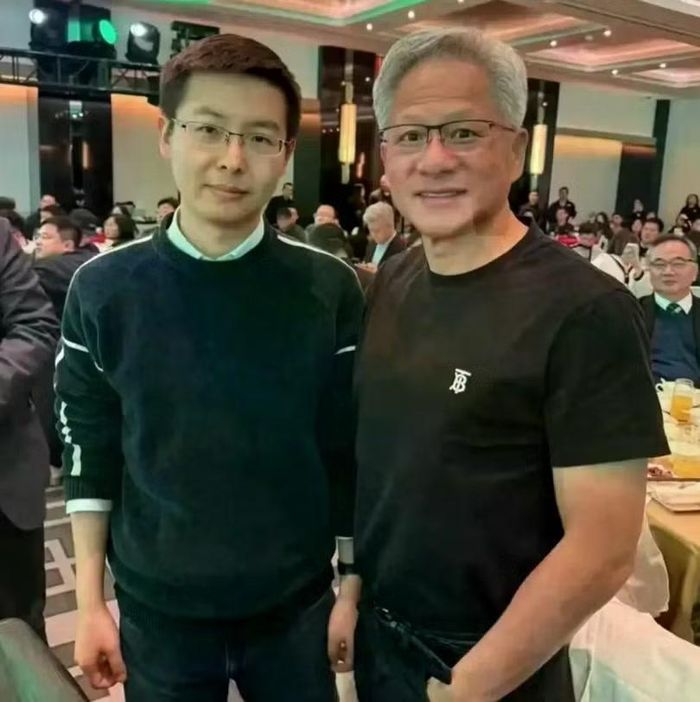 Vương Hưng Hưng được tỷ phú, ông chủ Nvidia Jensen Huang mời gặp mặt đầu năm 2025.