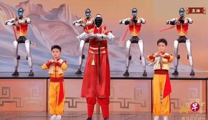 Robot hình người G1 của Vương Hưng Hưng biểu diễn võ thuật cùng các võ sinh tại Gala Tết 2026 của CCTV.