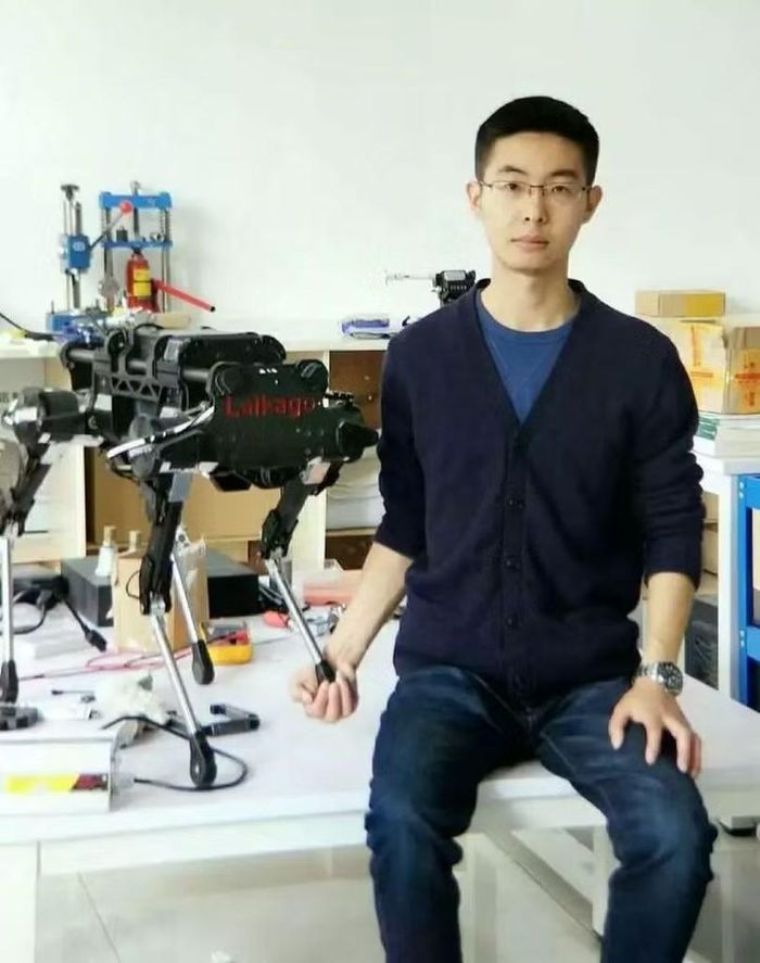 Vương Hưng Hưng tự mình lắp ráp robot. Ảnh: Sohu.