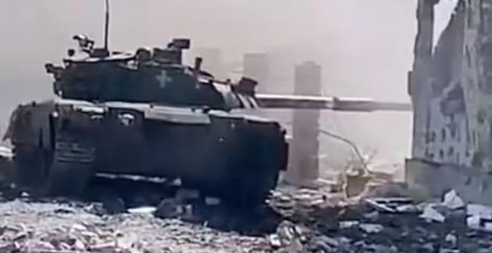 Xe tăng T-80 của quân đội Ukraine trong chiến đấu. Ảnh: MW.