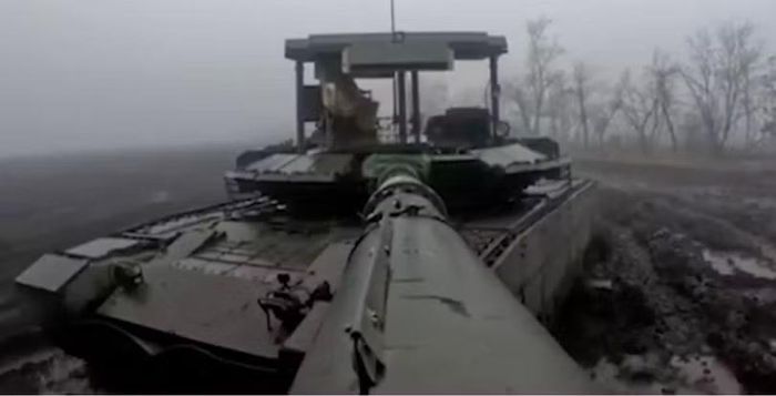 Xe tăng T-80BVM được nâng cấp giáp mới được bàn giao đã có mặt tại tiền tuyến ở Zaporozhye vào tháng 1/2023. Ảnh: MW.