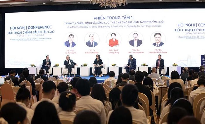 Quang cảnh phiên đối thoại “Trình tự chính sách và năng lực thể chế cho mô hình tăng trưởng mới” trong khuôn khổ Tuần lễ Kinh tế, Tài chính và Công nghệ Đà Nẵng năm 2026 (DBFTW 2026) diễn ra sáng 8/7. Ảnh XM