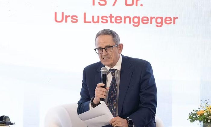 TS Urs Lustenberger, Chủ tịch SwissCham Asia gợi mở cho Đà Nẵng trong việc tạo dựng niềm tin cho nhà đầu tư trong bối cảnh mới. Ảnh XM.