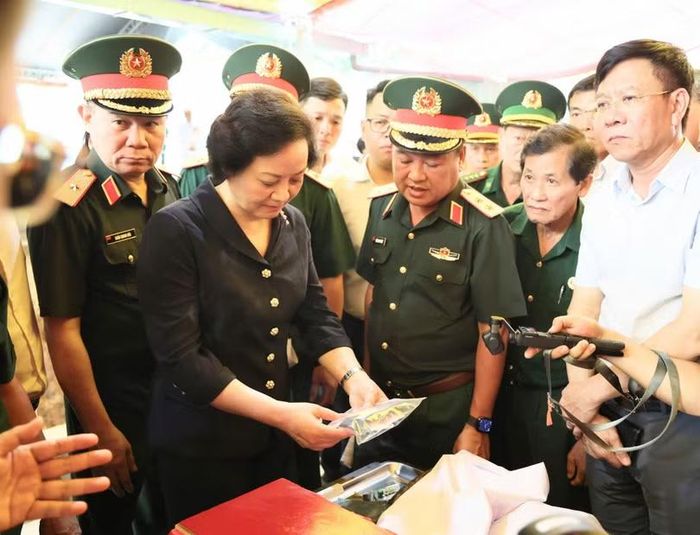 Phó Thủ tướng Phạm Thị Thanh Trà bên cạnh các di vật của anh hùng liệt sĩ được tìm thấy khi đào thăm dò tại khu vực điểm A của Công viên Lê Thị Riêng. Ảnh: VGP.