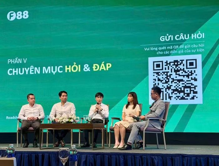 Lãnh đạo F88 trả lời câu hỏi của nhà đầu tư. Ảnh: Hoàng Dung.