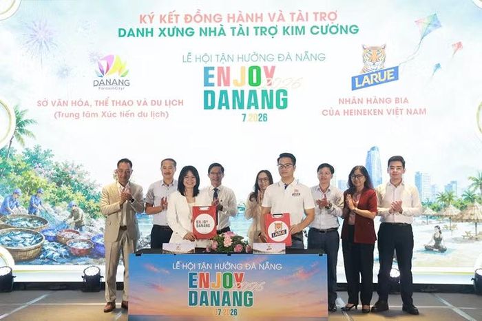 Sở Văn hóa, Thể thao và Du lịch TP Đà Nẵng ký kết hợp tác đồng hành tài trợ Lễ hội Tận hưởng Đà Nẵng 2026 với đối tác tại lễ công bố.