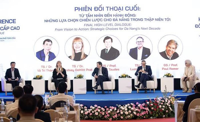 Tại phiên đối thoại “Từ tầm nhìn đến hành động: Những lựa chọn chiến lược cho Đà Nẵng trong thập niên mới”, các chuyên gia đưa ra những hướng đi cho Đà Nẵng trong tương lai. Ảnh XM