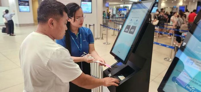 Hành khách hoàn thiện thủ tục sinh trắc học tại Sân bay quốc tế Nội Bài trong vòng 10 giây. (Ảnh: Phan Công/Vietnam+)