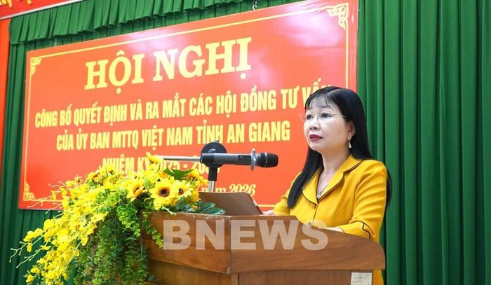 Phó Bí thư Tỉnh ủy, Chủ tịch UB MTTQ Việt Nam tỉnh An Giang Trần Thị Thanh Hương phát biểu tại hội nghị. Ảnh: Văn Sĩ-TTXVN