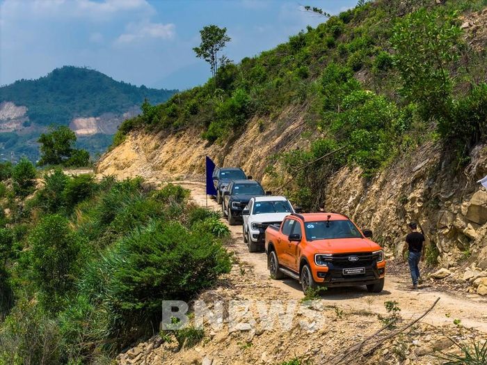 Đoàn xe Ranger Wildtrak chinh phục đỉnh Hòa Vân, Đà Nẵng. Ảnh: Văn Xuyên/BNEWS/TTXVN
