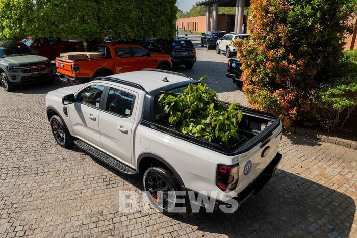 Xe bán tải, hay còn được gọi là Pickup, là một loại xe tải nhỏ có một cabin kín và một thùng hàng phía sau. Xe này được thiết kế đa năng để phục vụ cả nhu cầu chở khách và chở hàng. Ảnh: Văn Xuyên/BNEWS/TTXVN