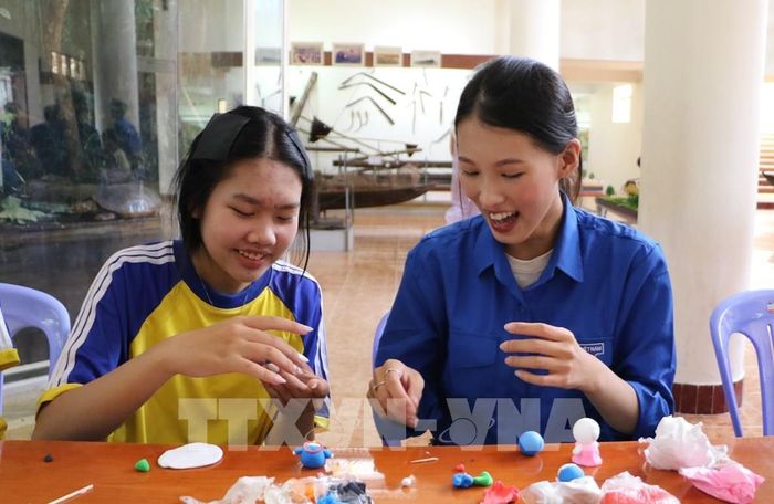 Sinh viên Trường Đại học Đồng Tháp tổ chức hoạt động trải nghiệm cho thiếu nhi tại Bảo tàng Đồng Tháp (cơ sở 2). Ảnh: Hồng Thái - TTXVN