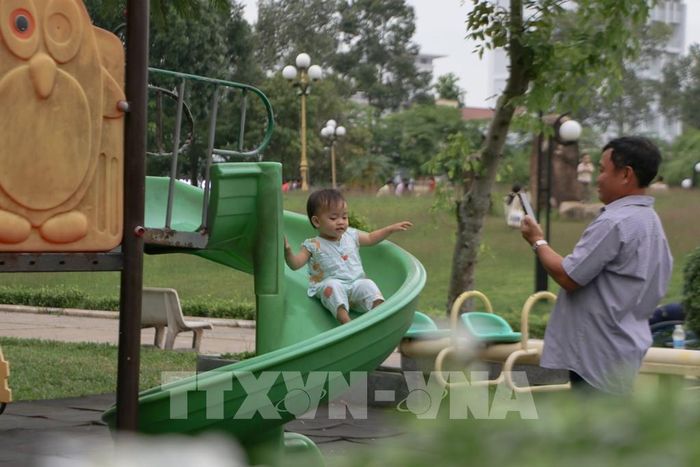 Trẻ em vui chơi tại Công viên Văn Miếu (phường Cao Lãnh). Ảnh: Hồng Thái - TTXVN
