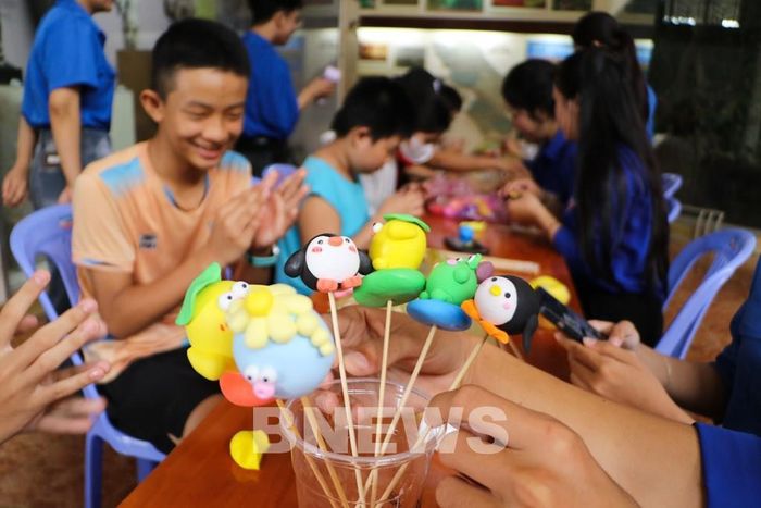 Sản phầm của các em thiếu nhi sau hoạt động trải nghiệm. Ảnh: Hồng Tháo-TTXVN