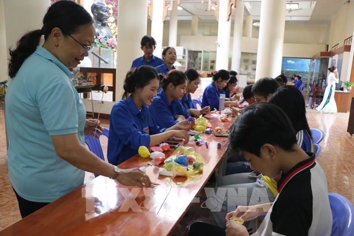Sinh viên Trường Đại học Đồng Tháp tổ chức hoạt động trải nghiệm cho thiếu nhi tại Bảo tàng Đồng Tháp (cơ sở 2). Ảnh: Hồng Thái - TTXVN
