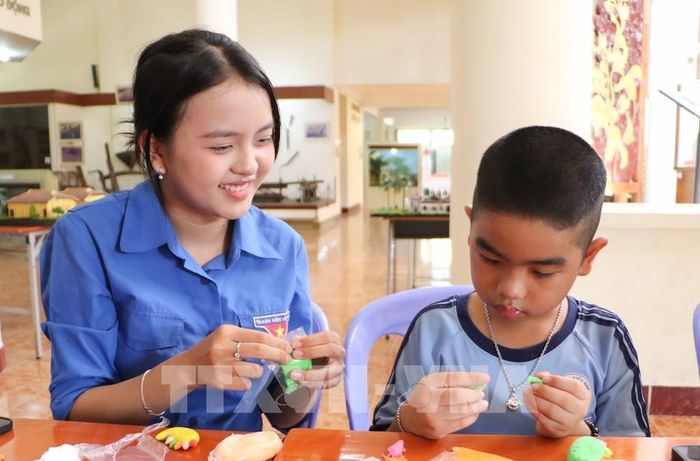 Sinh viên Trường Đại học Đồng Tháp tổ chức hoạt động trải nghiệm cho thiếu nhi tại Bảo tàng Đồng Tháp (cơ sở 2). Ảnh: Hồng Thái - TTXVN